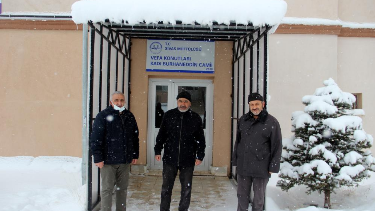 Sivas'ta minaresiz cami minaresine kavuşuyor